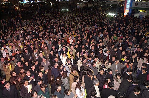 30일 오후 부산역 광장에 마련된 노무현 후보의 유세장에 3000여명의 시민들이 모여 들었다. 